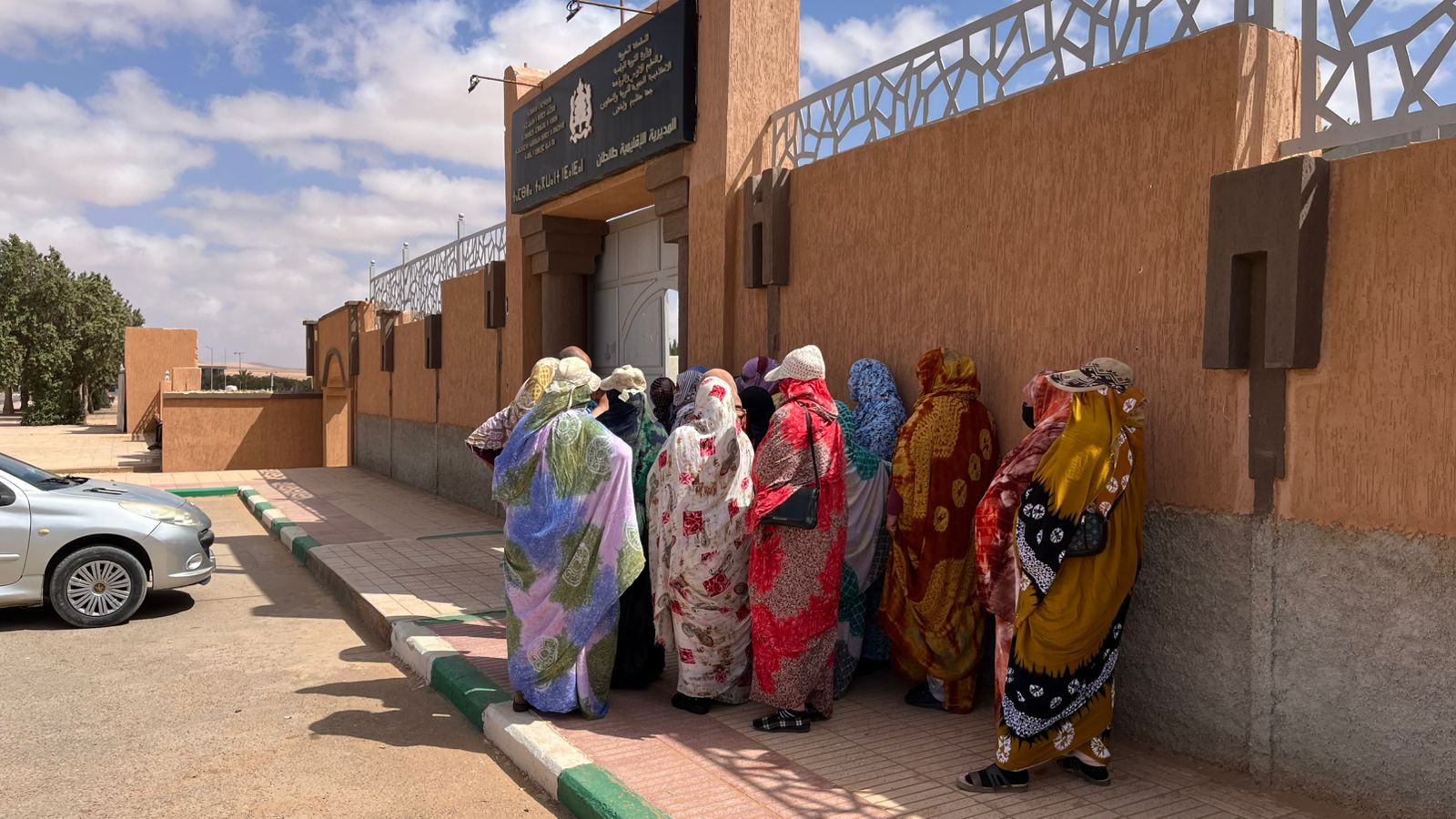 عاملات النظافة بطانطان يحتججن على تأخر الأجور ويطالبن بإنصافهن