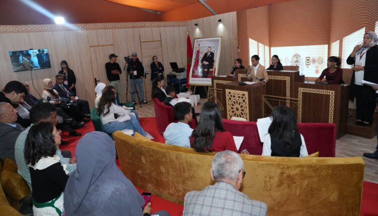  معرض الكتاب.. تلاميذ يعيشون تجربة التشريع عبر محاكاة العمل البرلماني
