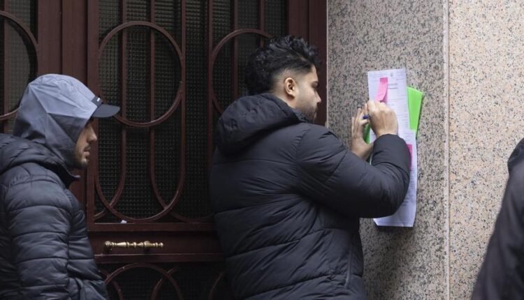  مهاجرون مغاربة ضحايا “سماسرة التسوية” بإسبانيا ودعوات عاجلة لحمايتهم