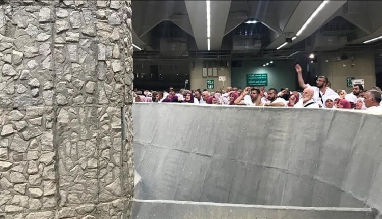  الحجاج يحيون شعيرة رمي جمرة العقبة الكبرى