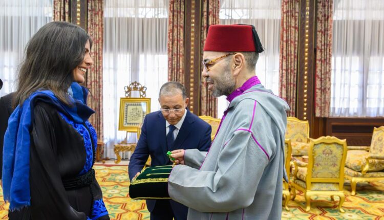  الملك يوشح المتسلقة المغربية نوال صفنضلة بوسام المكافأة الوطنية