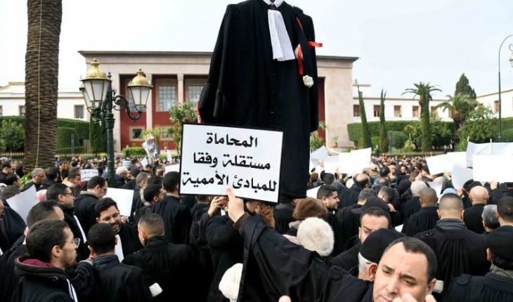  المحامون يحتجون أمام البرلمان: خلافنا ليس مع الدولة بل مع خيار حكومي
