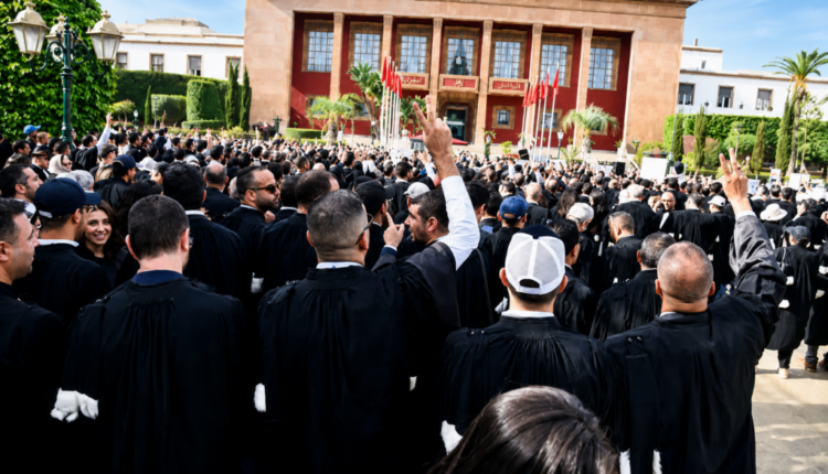  أكبر هيئة محامين تدعم خيار الاعتصام المفتوح أمام البرلمان ردا على “قانون المهنة”