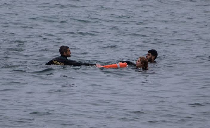  الهجرة تضع سبتة المحتلة في حالة استنفار بعد وصول 1000 مهاجر سباحة