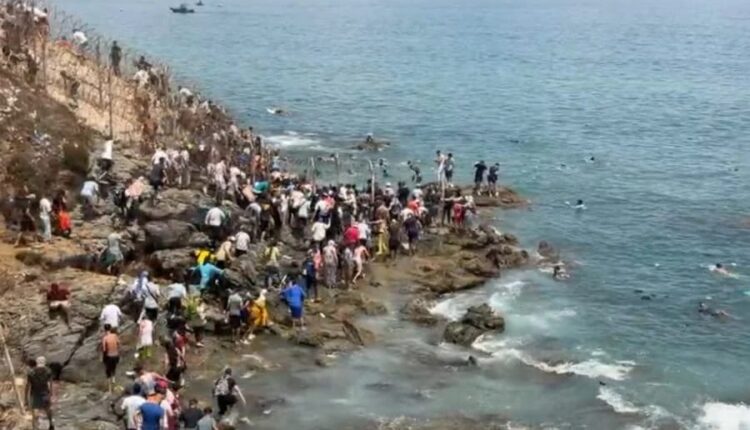  آلاف المهاجرين يصلون سبتة المحتلة ومارلاسكا يحل بالمدينة ويتمسك بالتعاون مع المغرب