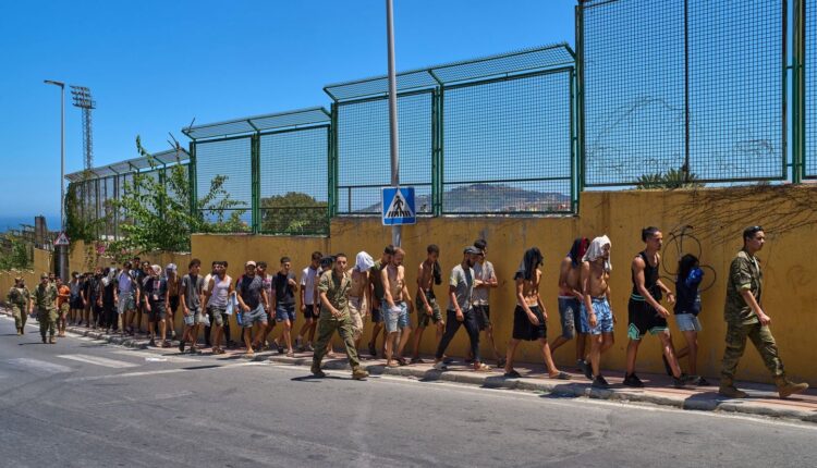  هل تشمل التسوية الجماعية وافدي العبور إلى سبتة المحتلة؟ سفارة إسبانيا بالمغرب تجيب
