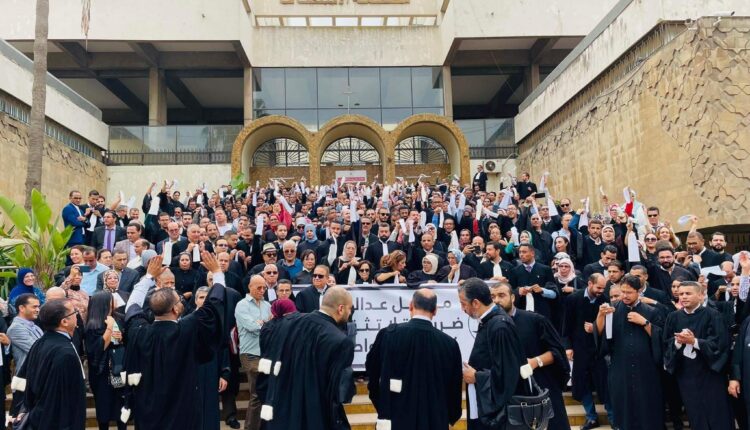  أكبر هيئة محامين بالمغرب تساند مواصلة الإضراب إلى حين إسقاط قانون المحاماة