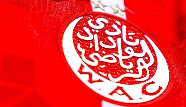  إدارة الوداد تطالب آيت منا بتسوية النزاعات المالية وتهدد بسلوك القضاء