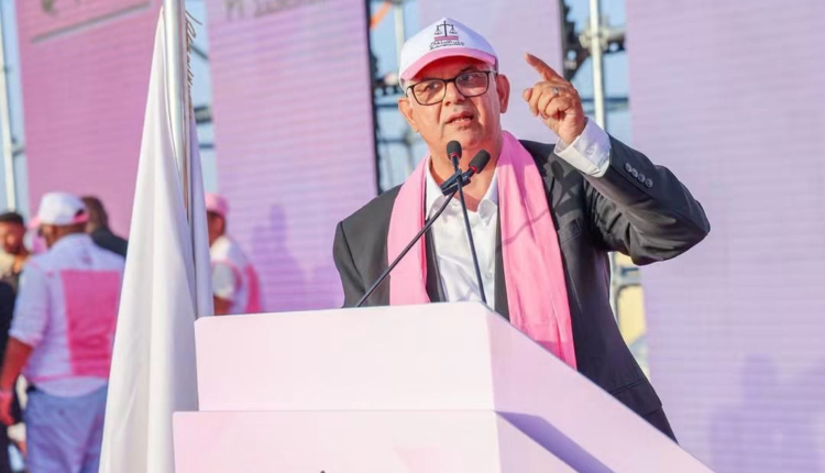  نزار بركة يستعرض من العيون حصيلة الاستقلال ويعد بـ”تحول استراتيجي” للأقاليم الجنوبية